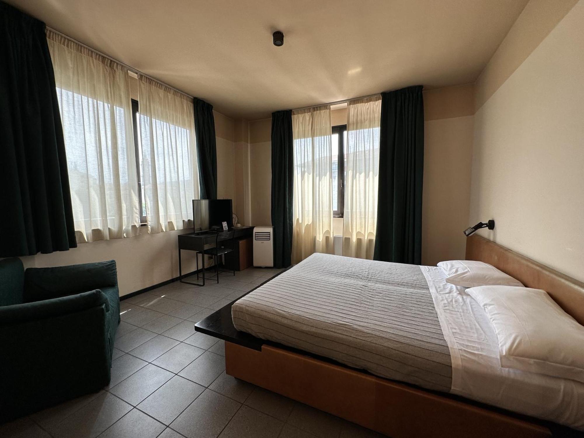 Hotel Griselda サルッツォ エクステリア 写真