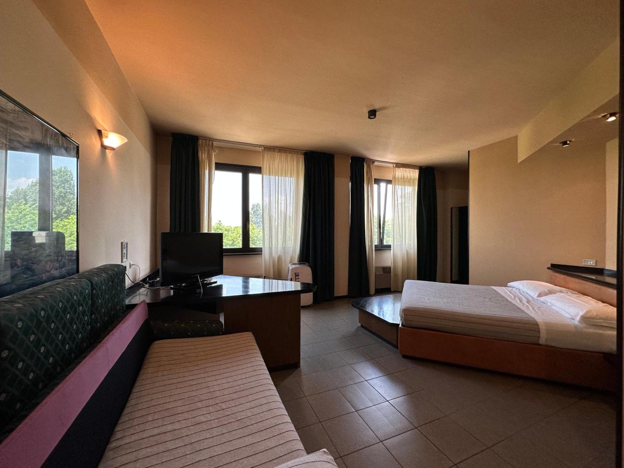 Hotel Griselda サルッツォ エクステリア 写真